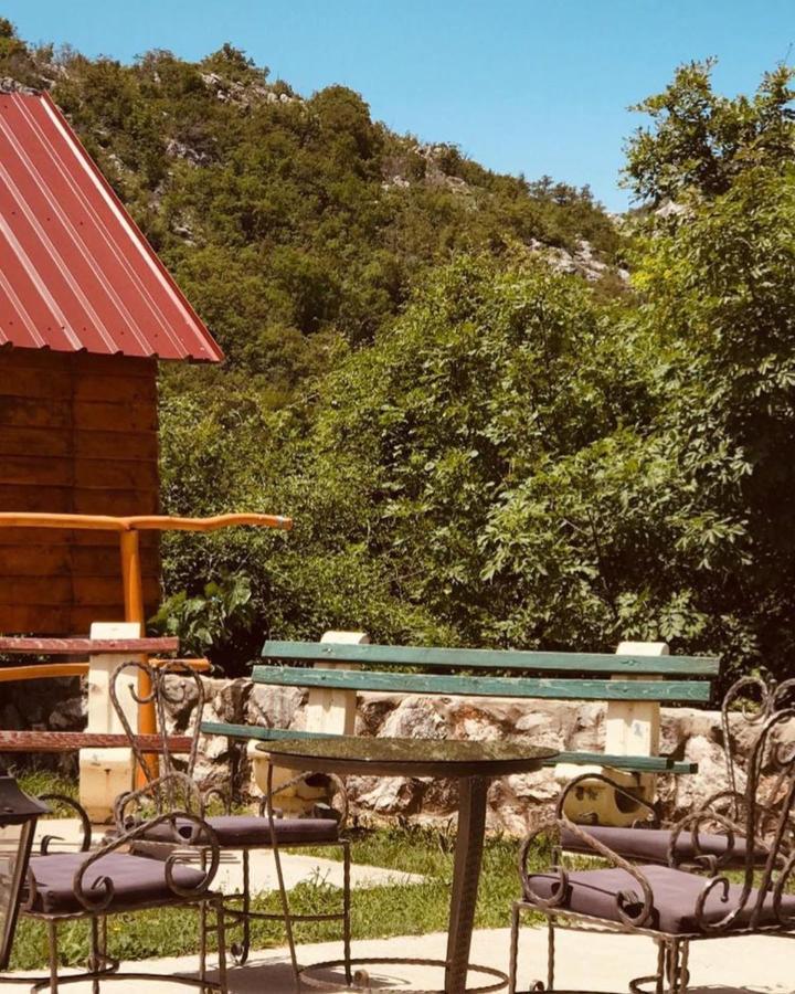 Vikendica,Bungalovi Lipska Pecina Cetinje Eksteriør billede